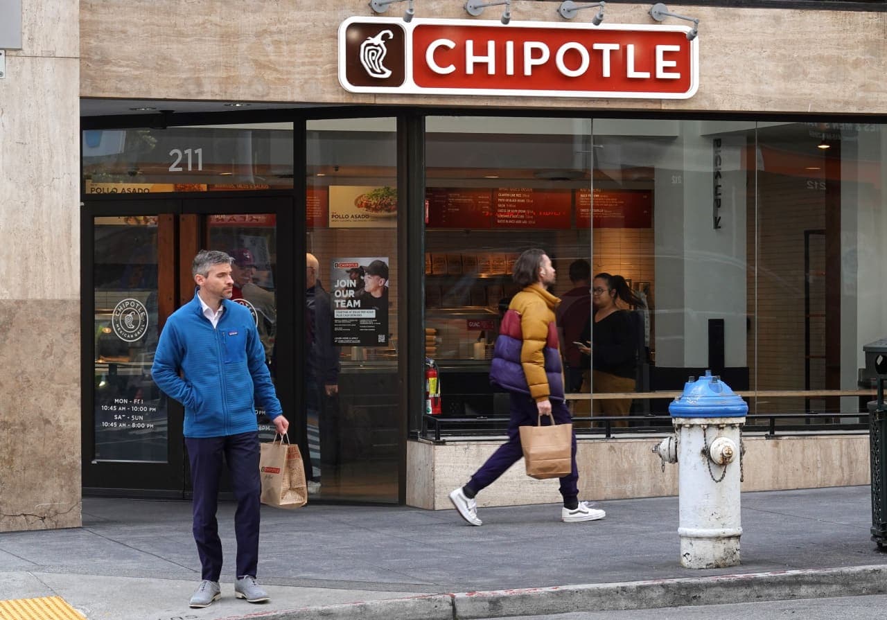 Chipotle lifts its sales forecast even as a lettuce-linked outbreak slows foot traffic