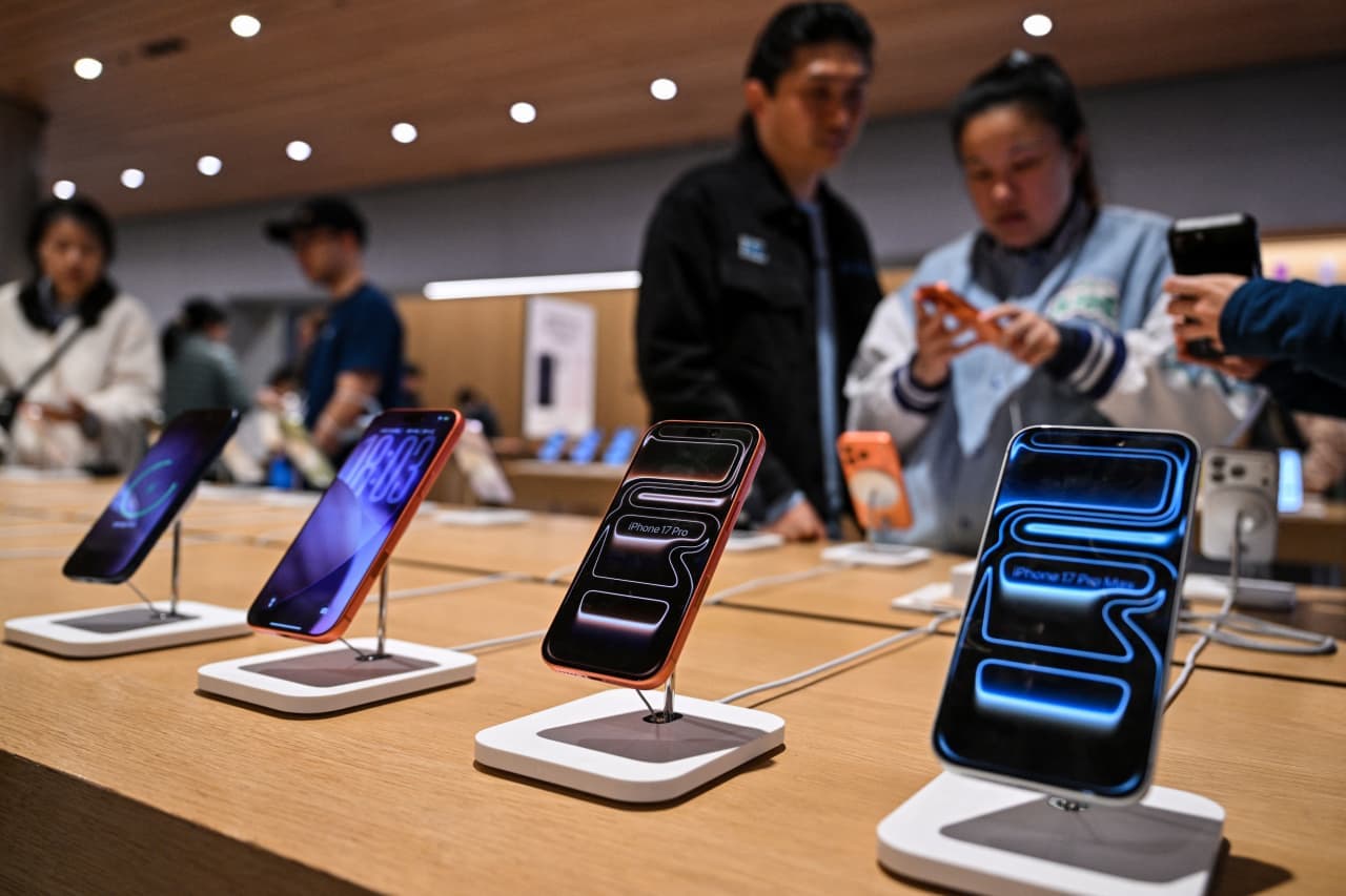 Micron’s stock falls after Apple’s Tim Cook expresses a desire for more memory suppliers