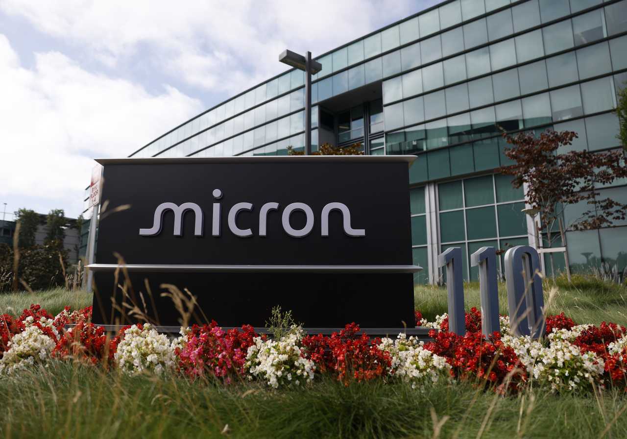 Micron’s stock claws back to buck the memory-chip selloff