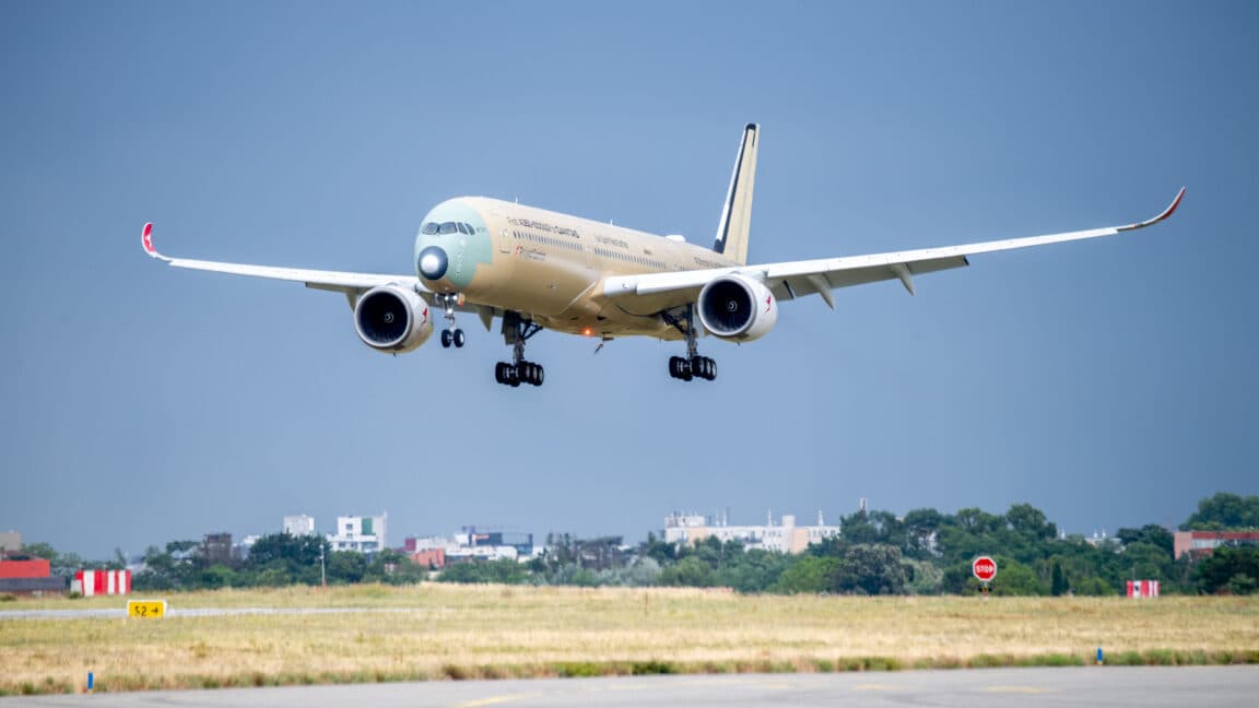 New airliner sets record flying 24 hrs nonstop from Australia to France