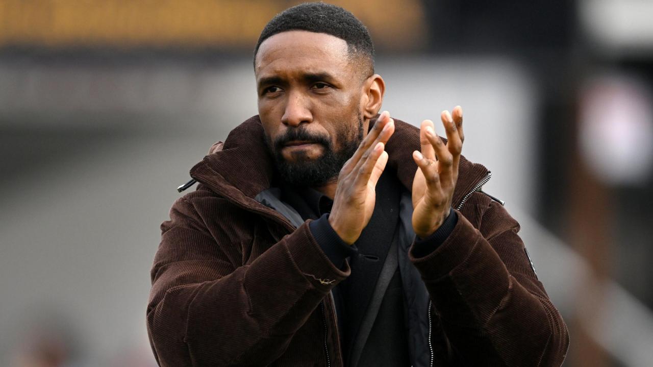 Defoe leaves Woking after 'eye-opening' first managerial role