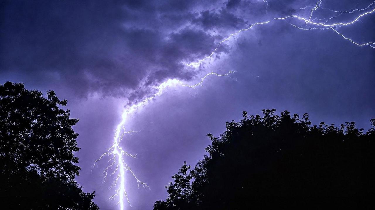 Thunderstorms and flash flood risk on final day of UK heatwave
